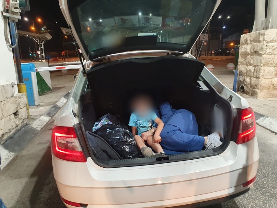 האם ובנה בן ה-3 התגלו בתא המטען ברכב