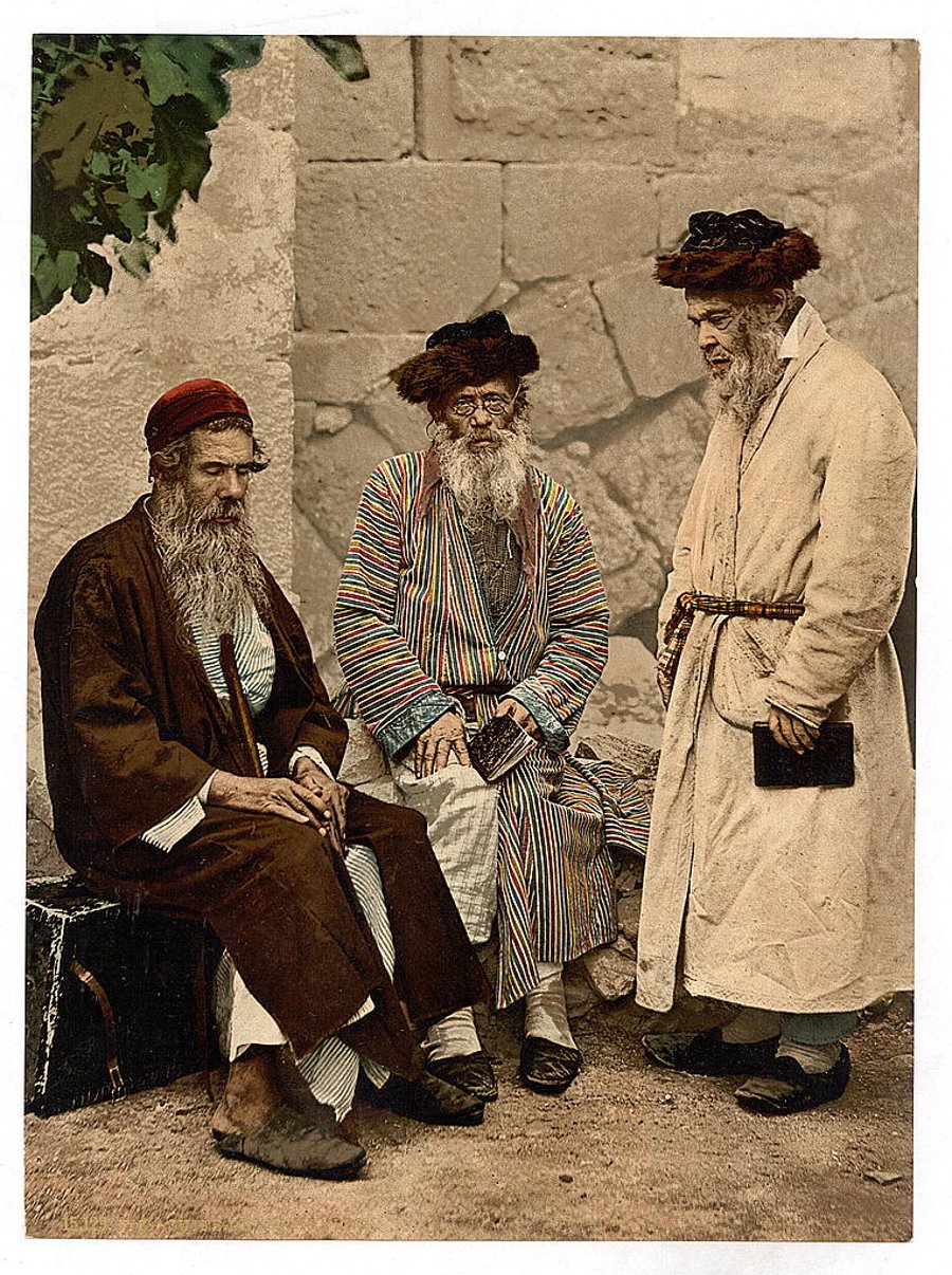 מימין לשמאל: שני אשכנזים בלבוש חסידי ותלמיד חכם ספרדי. צולם בירושלים בשנת תר"ן (1890)