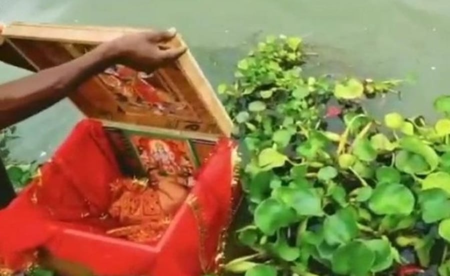 תינוקת בהודו נמצאה בתיבת עץ בנהר