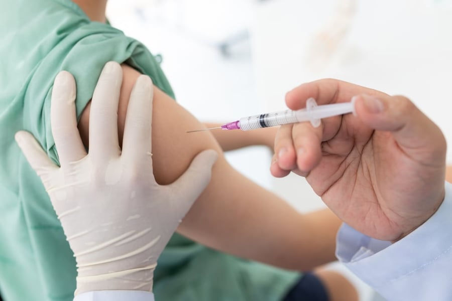החיסון השלישי מעורר מחלוקת בקרב מומחי החיסון בעולם