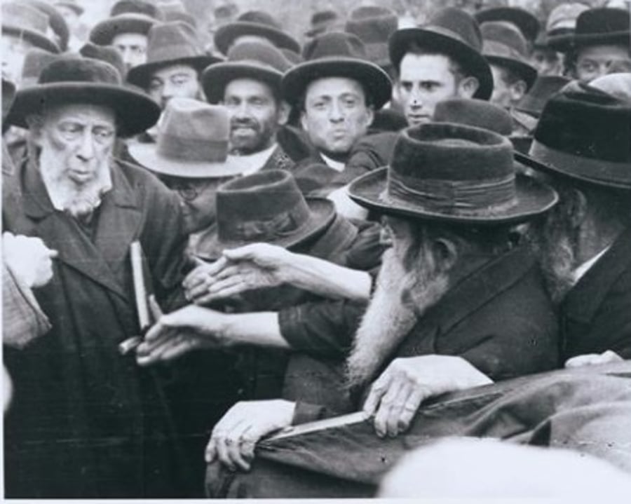 אדמו"ר "חקל יצחק" מספינקא מתקבל על ידי חסידיו ברומניה בעיירת אויבערווישווע שנת תר"צ (1930)