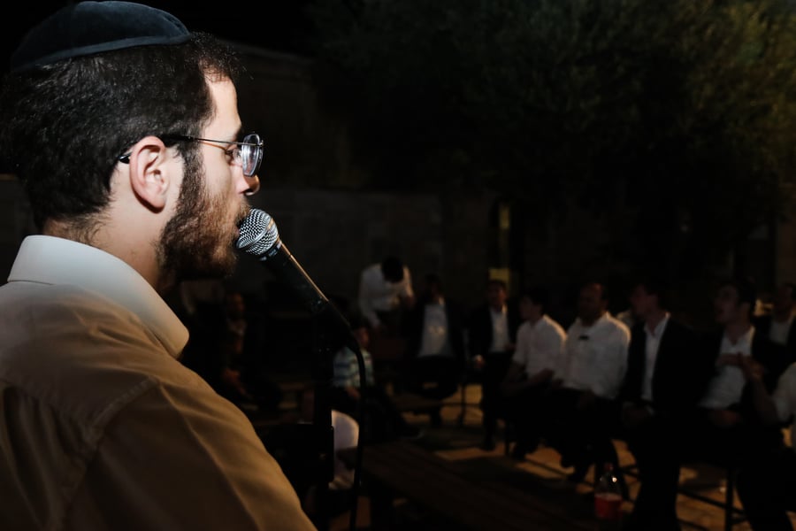 ברובע היהודי: בחורי ישיבה דיברו ושרו על גלות וגאולה