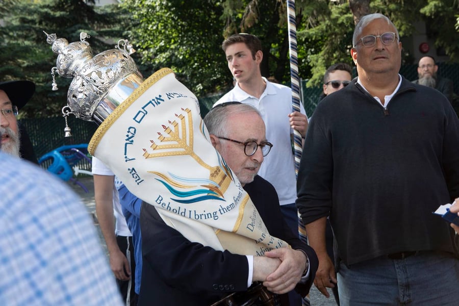 אחרי שחטפו מאנטישמים: הקהילה היהודית באלסקה צעדה בהכנסת ס"ת