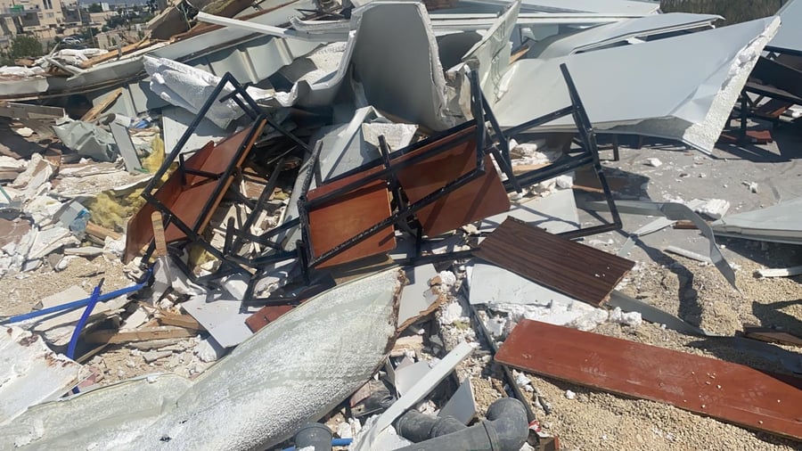 בית שמש: העירייה הרסה בית כנסת עם ספר התורה בפנים