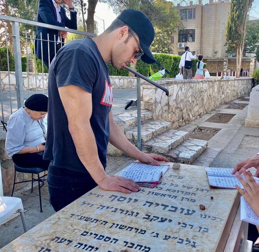 תיעוד: השחקן הישראלי התפלל על ציונו של מרן