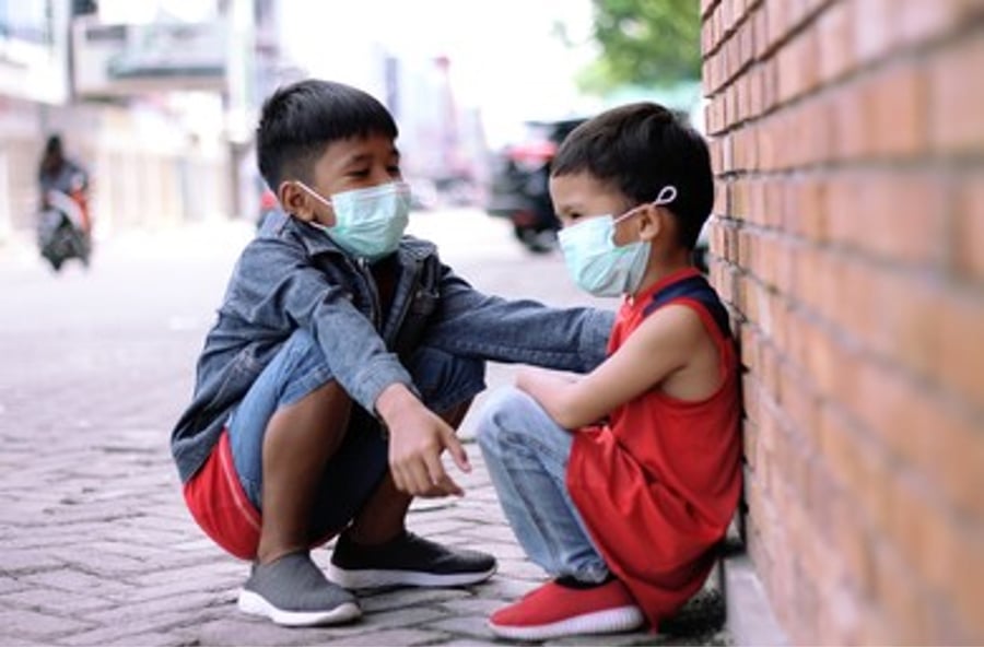 ילדים באינדונזיה עם מסכות קורונה