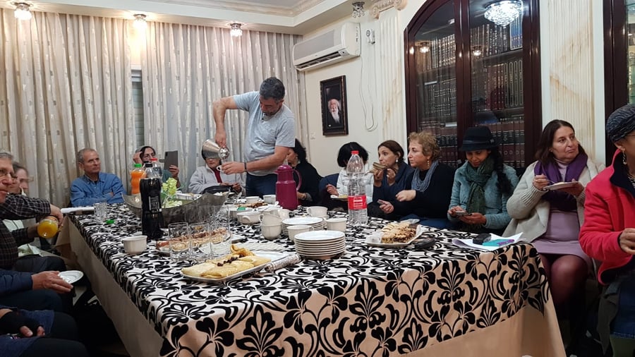 קבוצה ישראלית מתארחים בבית משפחה גוראית במפגש שארגן והוביל ישראל שפירא
