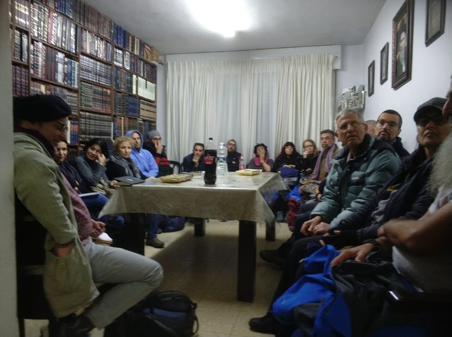 קבוצה ישראלית בבית אשת אברך ל-14 ילדים במפגש שארגן והוביל ישראל שפירא