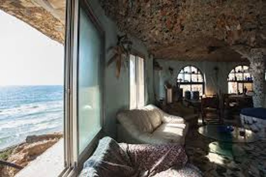 מערת הקסמים בחוף 'סידני עלי' שבנה ניסים כחלון שכולה עשויה מזכויות חרסים וקרמיקות וזוטו של ים