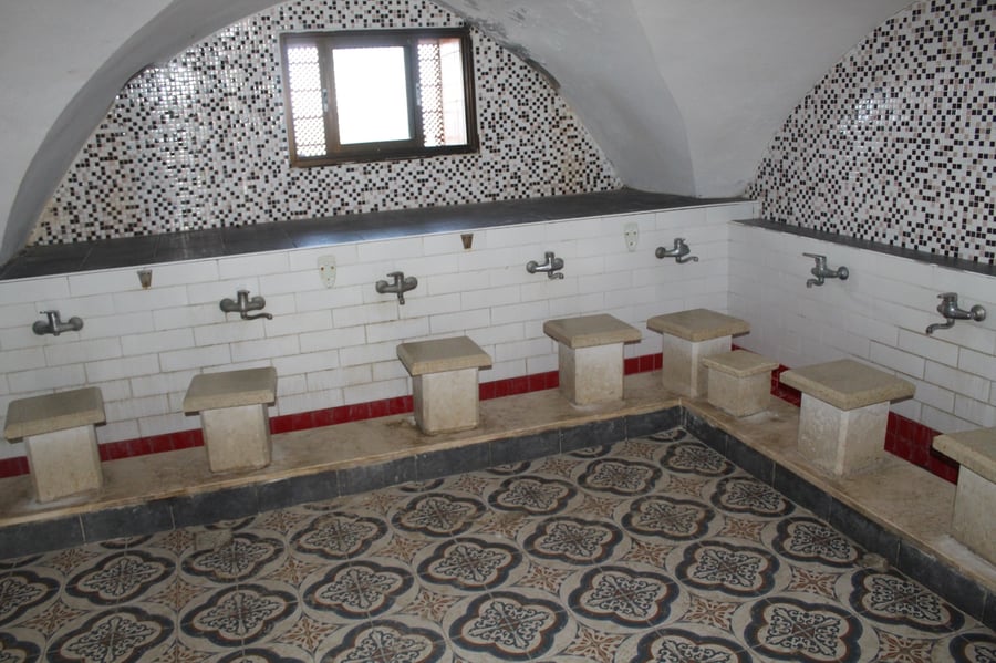 מסגד 'סידנא עלי בהרצליה עליו ישנה מסורת שהינו קבר עלי כהן גדול זי"ע