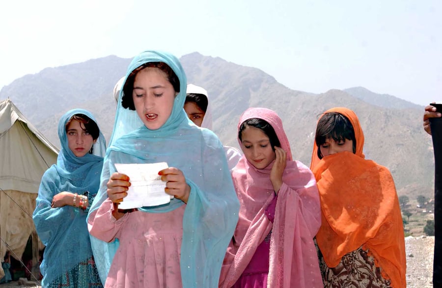 ילדת בית ספר אפגנית שרה תפילה במהלך טקס פריצת דרך בכפר דאר בהבה שבמחוז ננגהאר