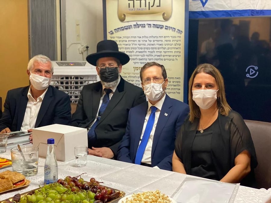 עם הרבנים הראשיים והנשיא: שיעור בביתה של ח"כ גמליאל