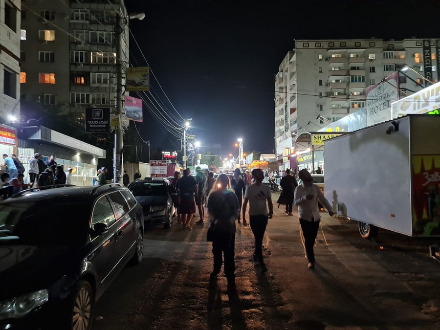 בשעות הלילה: המונים מגיעים לעיירה אומן