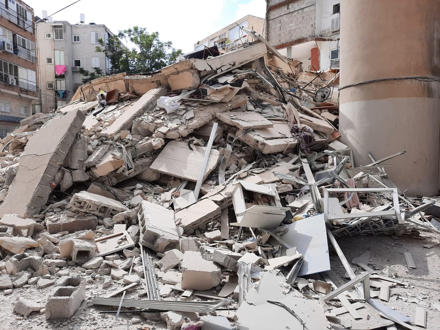 36 משפחות ניצלו • דרמה בחולון: בניין מגורים קרס לחלוטין