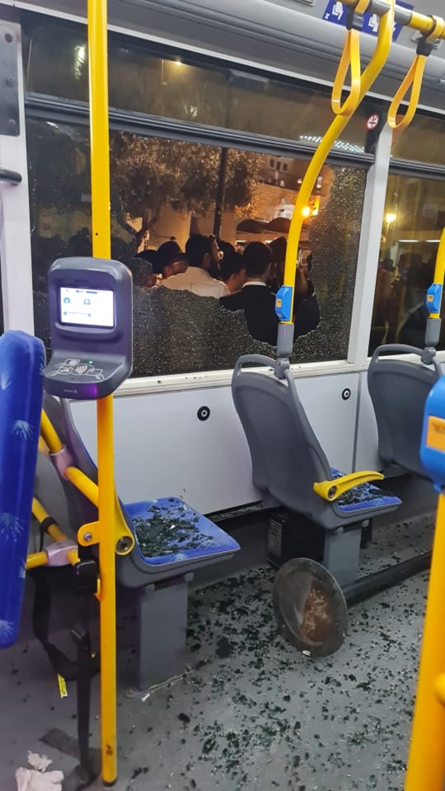 אוטובוס עמוס נוסעים נרגם באבנים בירושלים