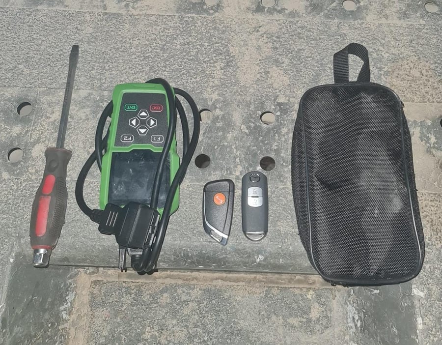 כלי הפריצה, המחשב והמפתחות שנמצאו אצל החשודים
