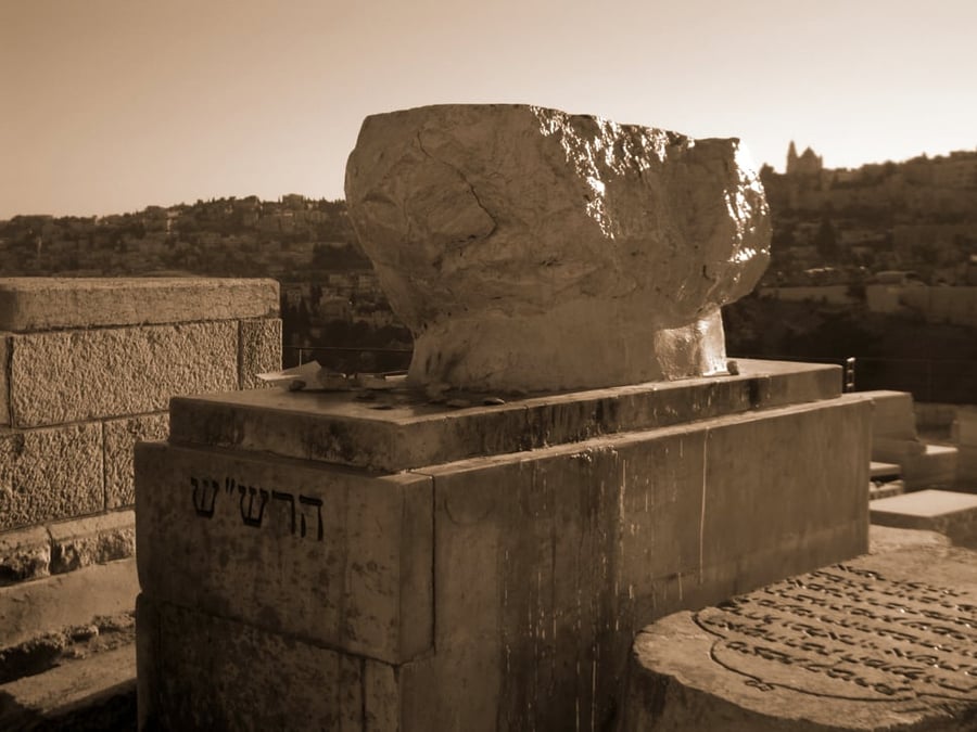 קברו של המקובל האלוקי רבי שלום שרעבי בהר הזיתים