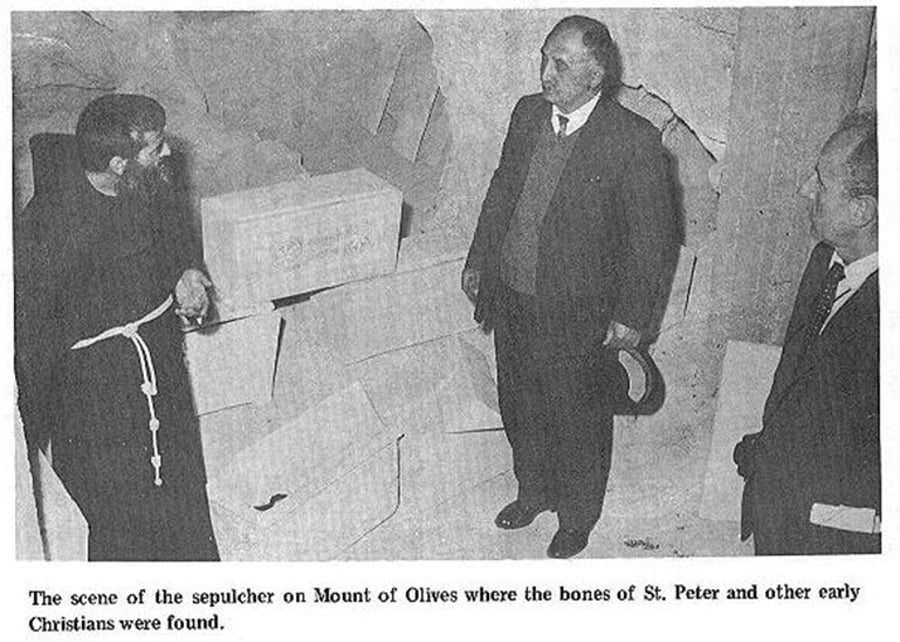 החוקר הנוצרי פול פיטרסון במערת הקבורה בהר הזיתים. לטענתו במקום נקבר פטרוס
