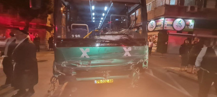 רכב התנגש באוטובוס; שני צעירים נפצעו בינוני
