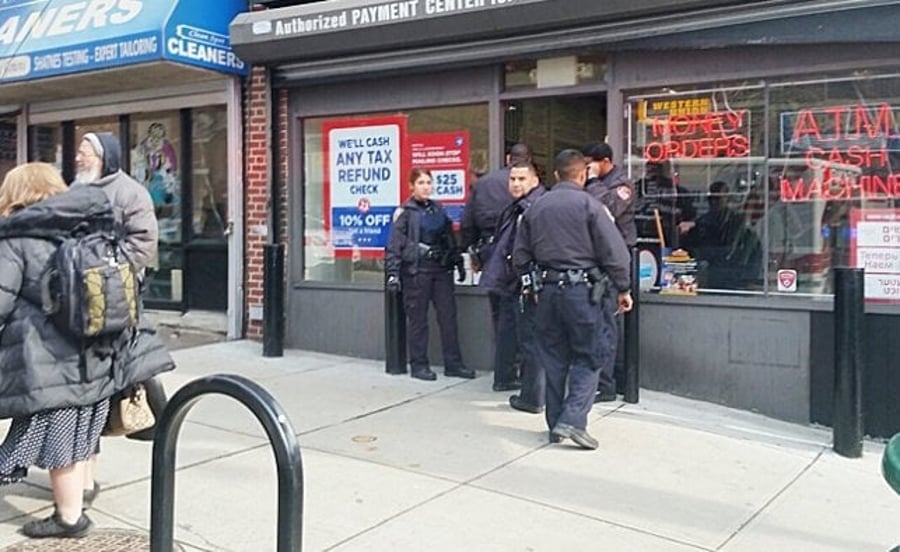 שוטרים בחנות ברובע ברוקלין. אילוסטרציה