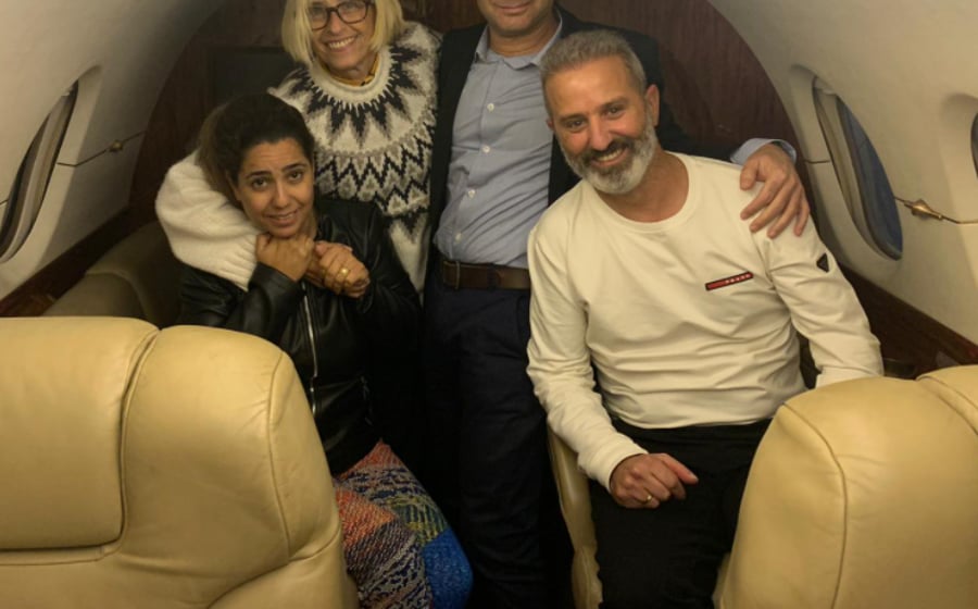 בני הזוג במטוס בדרכם לישראל