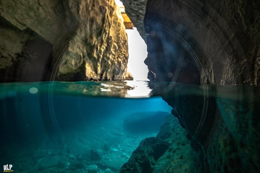 איך נראות הנקרות מתחת למים? • תיעוד מרהיב
