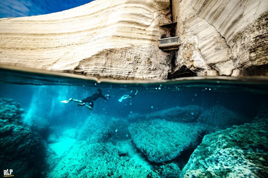 איך נראות הנקרות מתחת למים? • תיעוד מרהיב