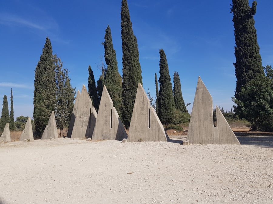 אנדרטה בצורת פירמידות שנבנו ביער בן שמן באתר המכונה 'קברות החשמונאים'