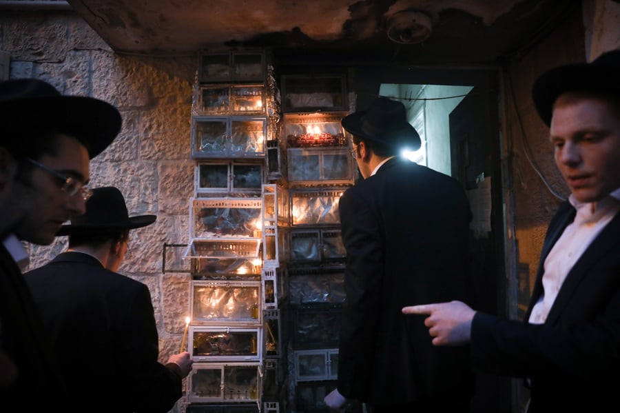 הדלקת נרות חנוכה ברחובותיה של  ירושלים