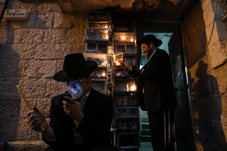 הדלקת נרות חנוכה ברחובותיה של  ירושלים