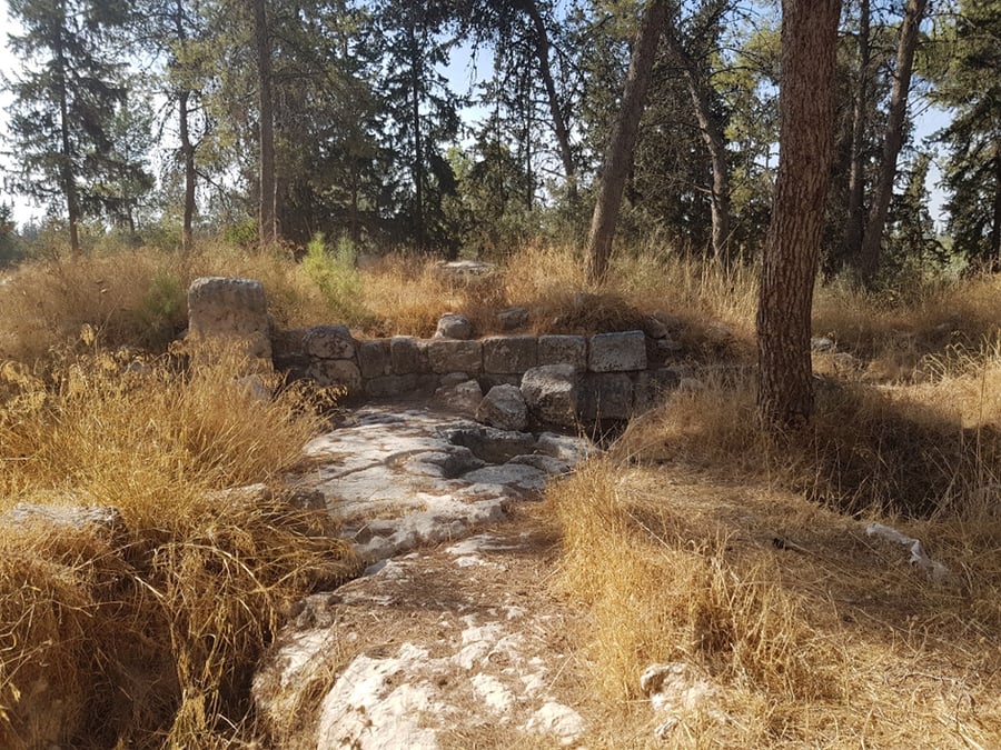 שרידי המבנה ביער בן שמן בסמיכות לחורבת הגרדי (קבר שייח' ערבאווי) ביער בן שמן, שע"פ ויקטוֹר גֵּרֵן הוא קברות החשמונאים