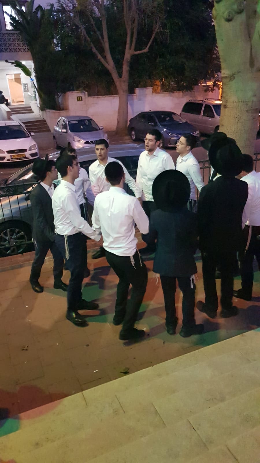 ראש הישיבה והבחורים ב'אור ישראל' בהדלקת נרות