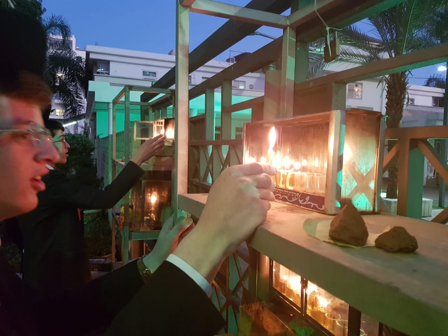 ראש הישיבה והבחורים ב'אור ישראל' בהדלקת נרות