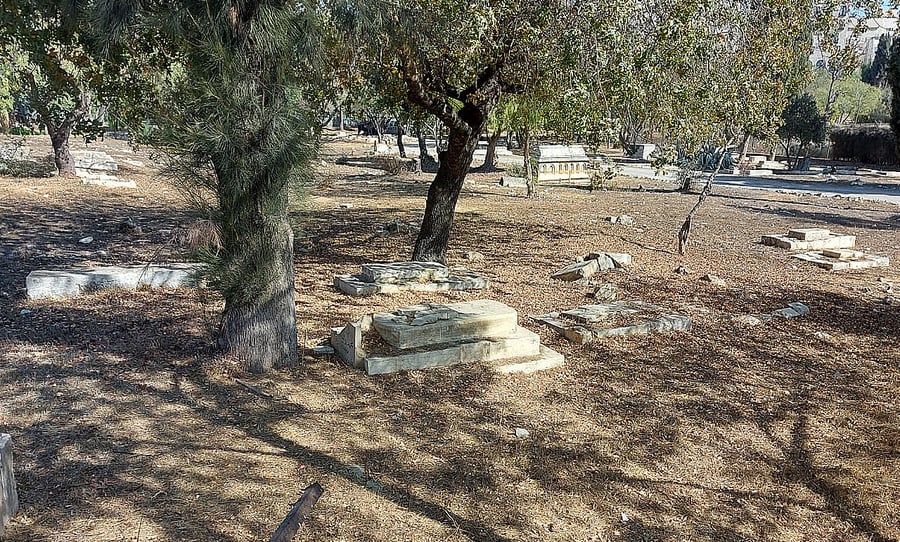 במרכז ירושלים, סמוך למדרחוב בן יהודה שוכן לו בית קברות עתיק