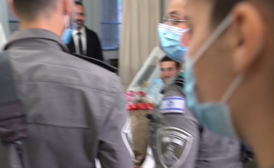 הלוחמים מבקרים את הבחור שנפצע - בבית החולים