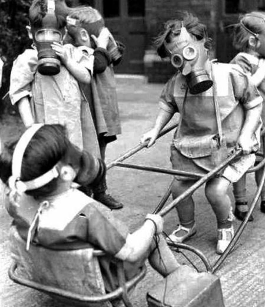 ילדי בית ספר משחקים בחצר, עטויי מסכות גז