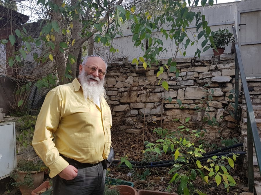 הרב ד"ר מרדכי בן-מנחם בחצר ביתו