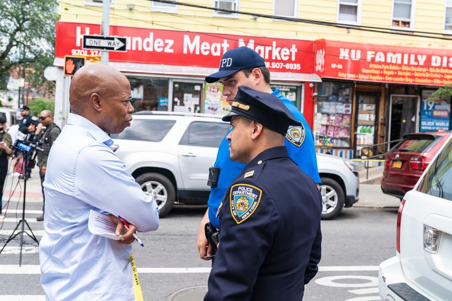 אדמס (משמאל) לצד שוטרי משטרת ניו יורק