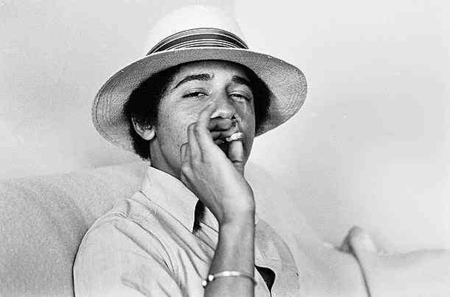 אובמה הצעיר מעשן להנאתו. תביא שאכטה