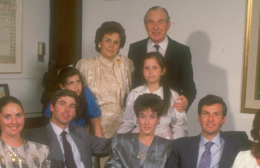 אורה הרצוג במרכז עם בעלה הנשיא לשעבר בשנת 1987