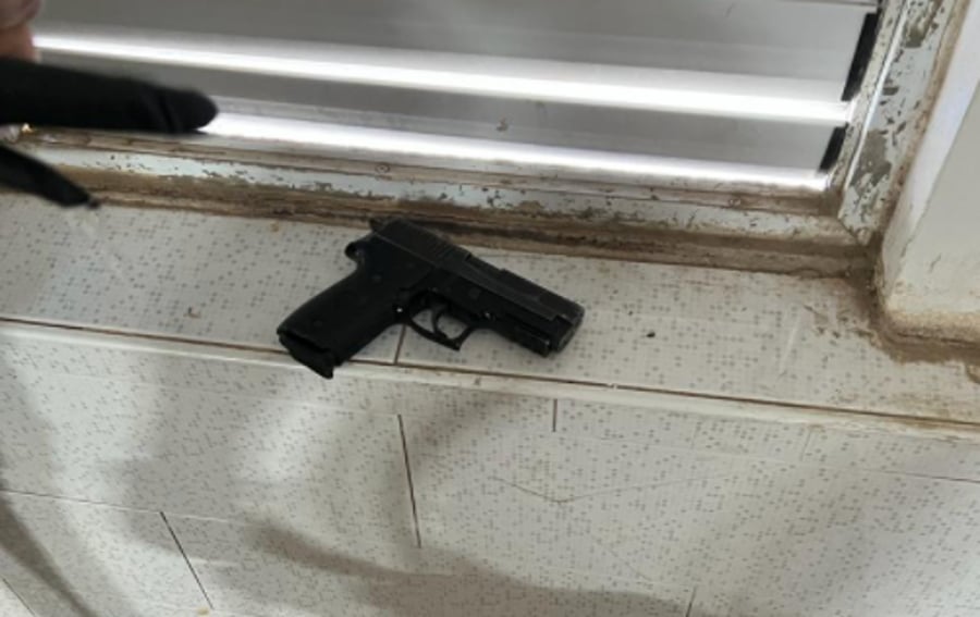 אקדח נתפס מוסתר בתקרה של מסגד ברהט