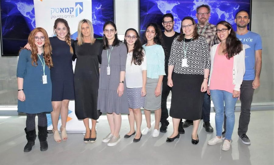 הזוכות בהאקאתון יחד עם עדי סופר-תאני, מנכ"לית פייסבוק ישראל