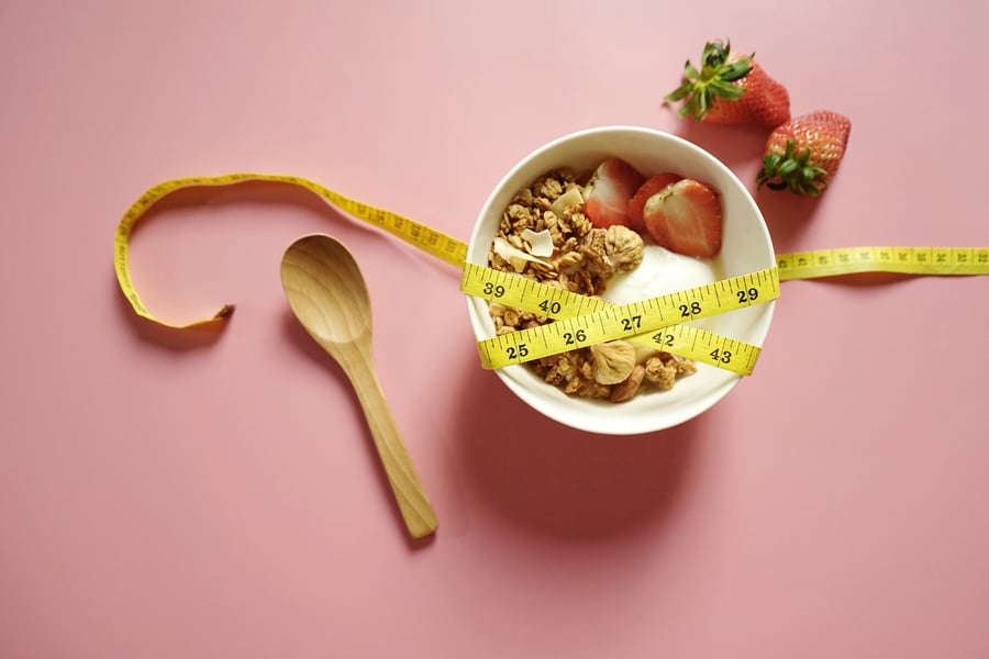 כדי לצריכת חלבונים היומית המומלצת בדיאטה, ארגוני הבריאות בעולם ממליצים לאכול תפריט מאוזן ומגוון