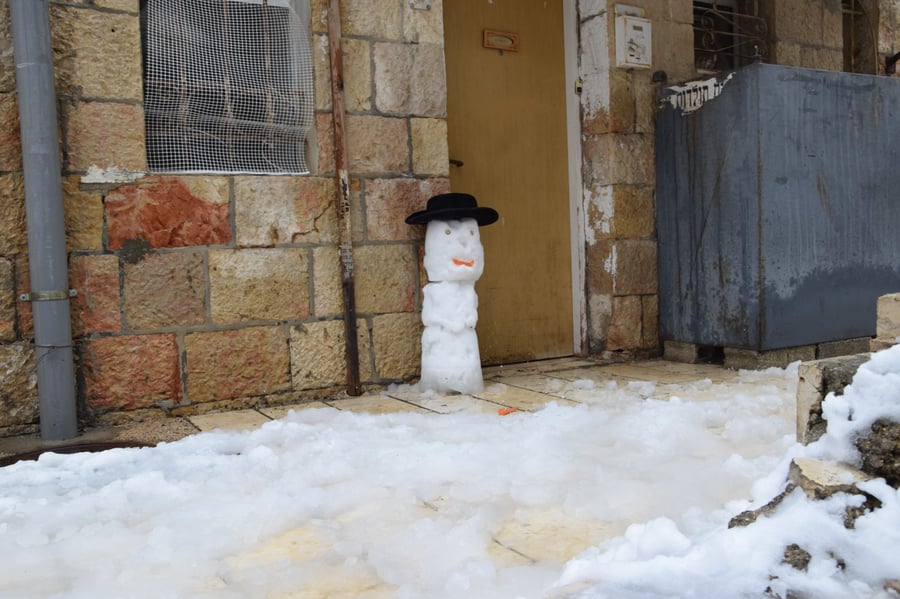 בובות השלג של 'מאה שערים'; תיעוד בלבן