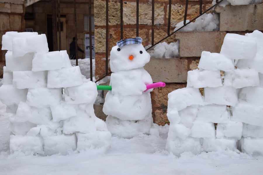 בובות השלג של 'מאה שערים'; תיעוד בלבן