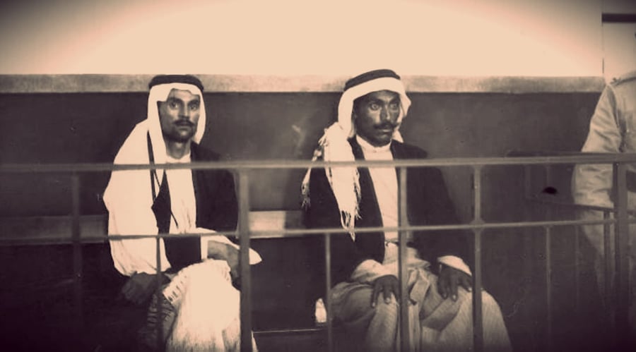 אבו ג'ילדה (משמאל) ואל ערמיט במשפטם, 1934
