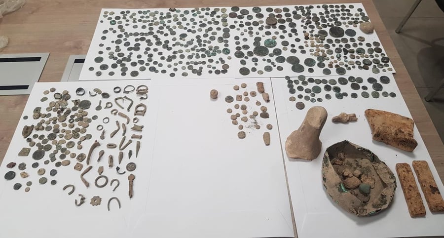 ביישוב ערבי: נתפסו מאות ממצאים ארכיאולוגים