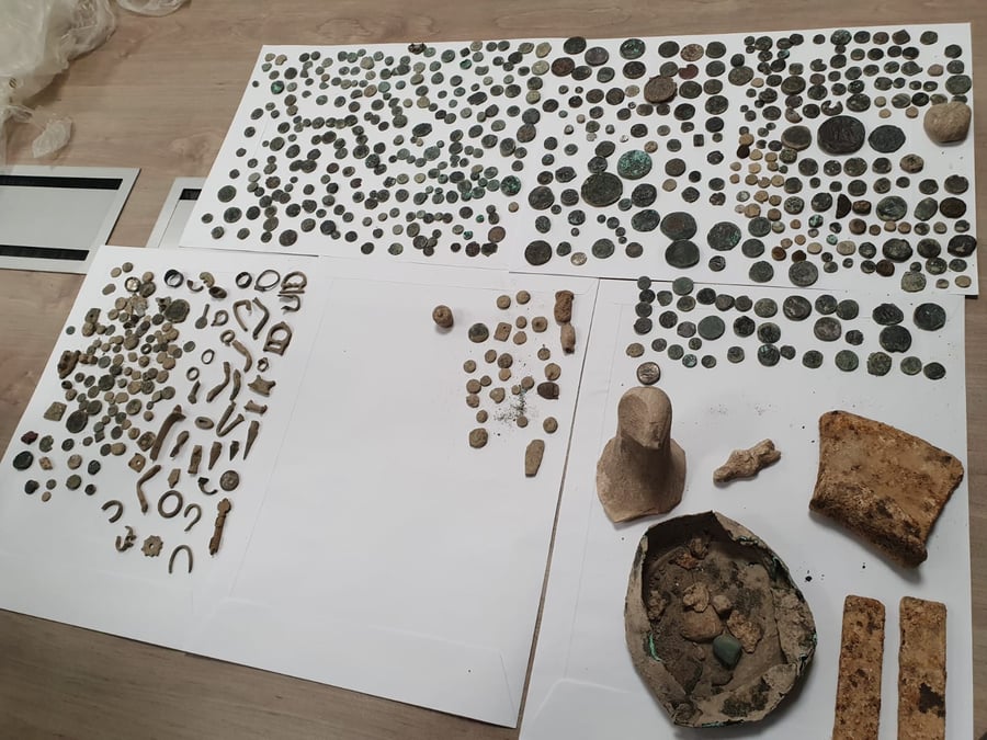 ביישוב ערבי: נתפסו מאות ממצאים ארכיאולוגים
