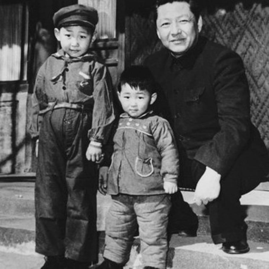 המנהיג עם אביו ואחיו