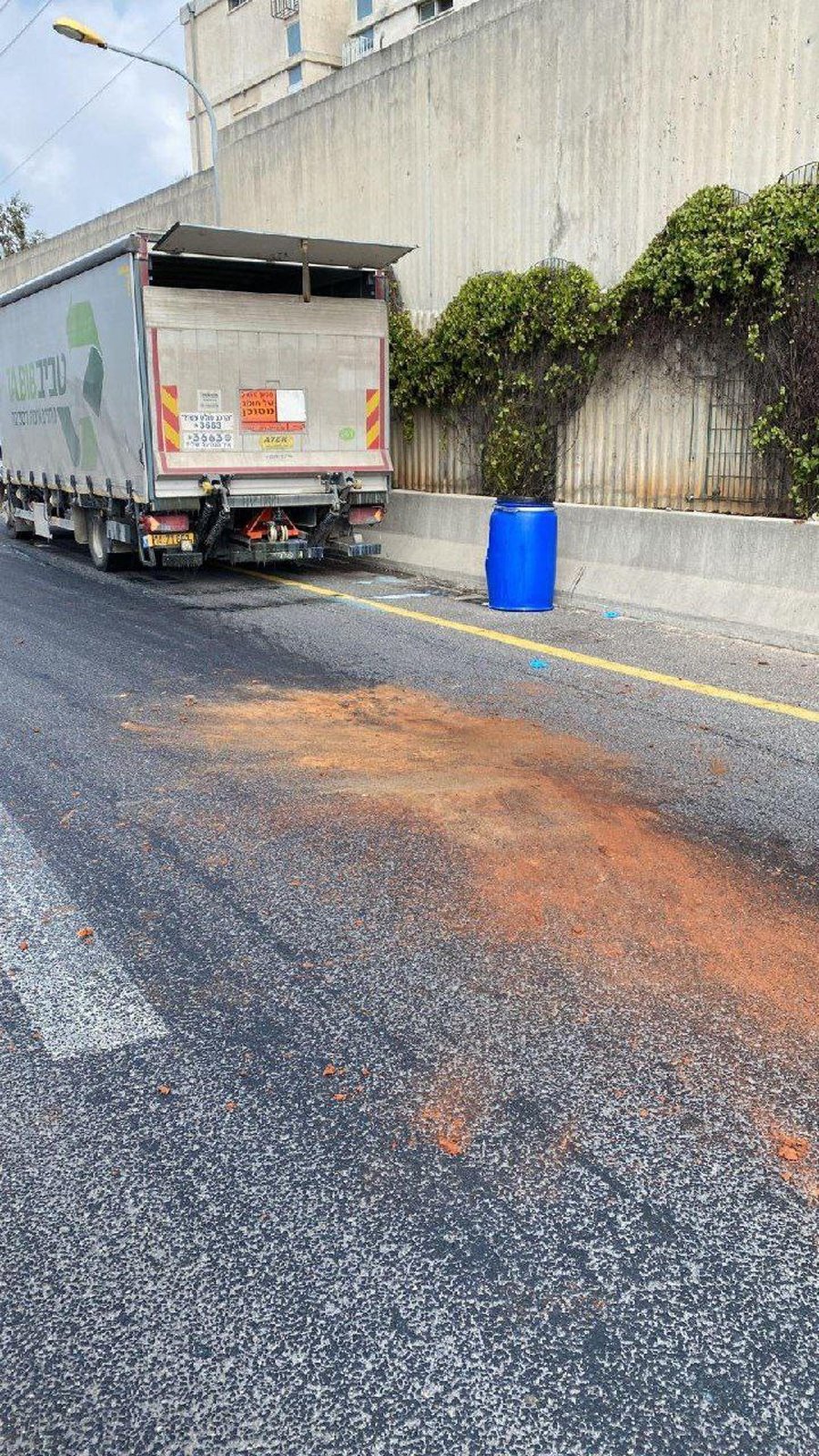 ב'איילון' צפון: חומר מסוכן דלף ממשאית